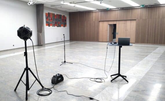 Von hallig zu harmonisch: Dank gezielter raumakustischer Optimierung bietet das Foyer des Vaduzer-Saals jetzt beste Sprachverständlichkeit und akustischen Komfort