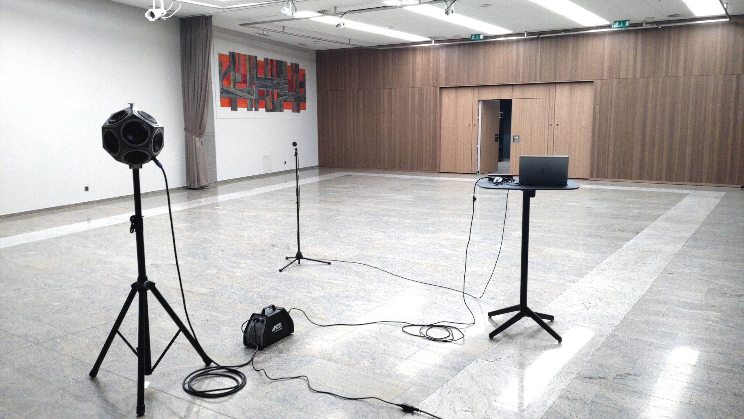 Von hallig zu harmonisch: Dank gezielter raumakustischer Optimierung bietet das Foyer des Vaduzer-Saals jetzt beste Sprachverständlichkeit und akustischen Komfort